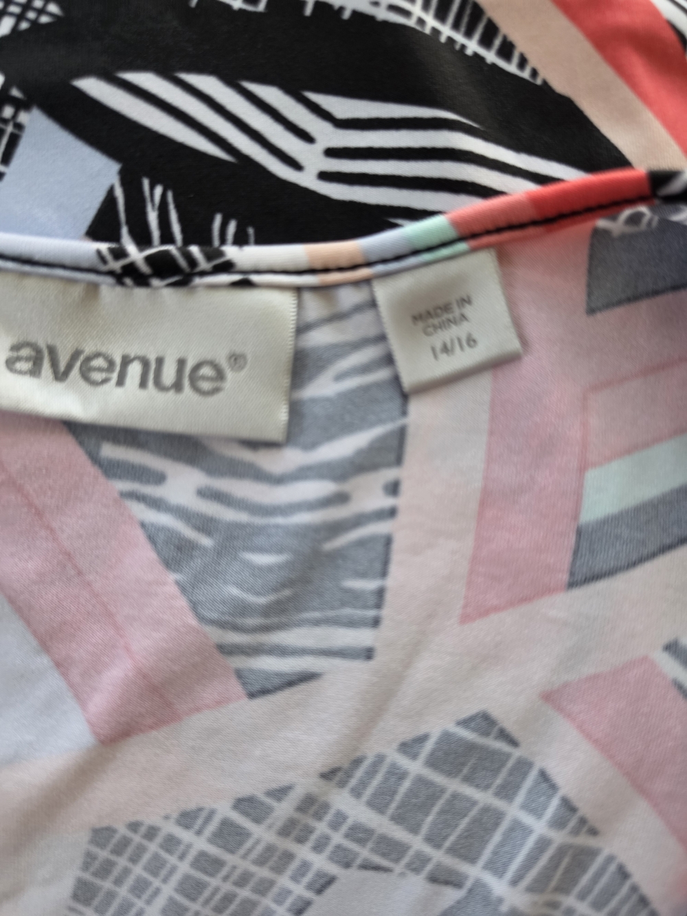 Avenue Coral, Black and Light Blue Geometric Sleeveless Blouse Size XL - Picture 5 of 5